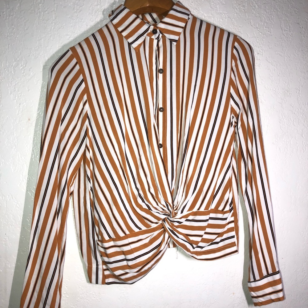 COLLARD BUTTON DOWN CROPTOP